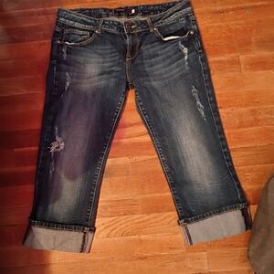 Vigoss Distressed Denim Capris – Size 11